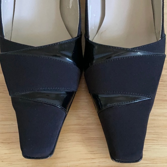 Anne Klein Classy Black Shoes, Size 6 - Picture 4 of 6